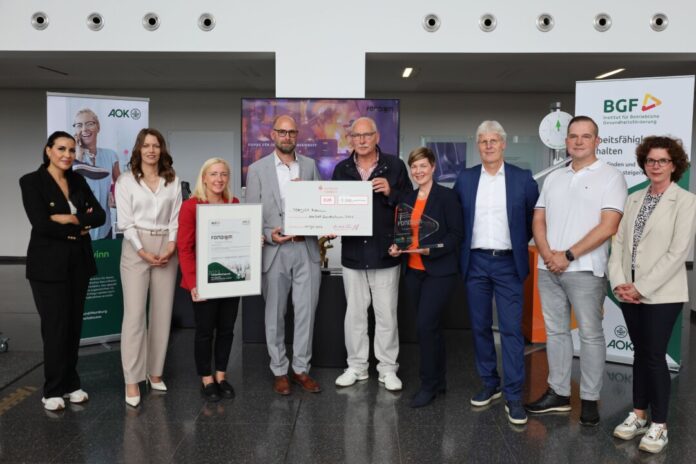 Afaf Chafni (Leiterin HR-Service, Fondium), Larissa Rohde ( Key Account Managerin, Fondium), Stefanie Betzer (AOK-Regionaldirektorin Düsseldorf/Kreis Mettmann), Thomas Rohde, Geschäftsführer (Fondium), Bodo Müller (Projektleiter Personalentwicklung Fondium), Sabine Deutscher (Vorstandsmitglied, AOK Rheinland/Hamburg), Norbert Bussmann (BGF-Institut), Marius Topp (Senior Systemadministrator IT-Infrastruktur, Fondium) und Susanne Thielmann (AOK-Geschäftsstellenleiterin ). Foto: AOK