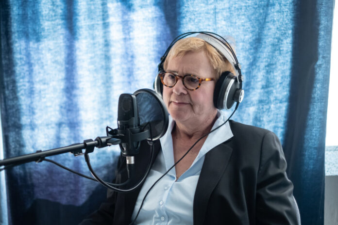 In der aktuellen Folge des Gesundheitspodcast geht es um Schlafapnoe. Als Expertin spricht Prof. Dr. Maritta Orth, Chefärztin der Pneumologie, Schlaf- und Beatmungsmedizin am Helios St. Elisabeth Klinik Oberhausen. Foto: Helios/KIRMES GmbH & Co KG