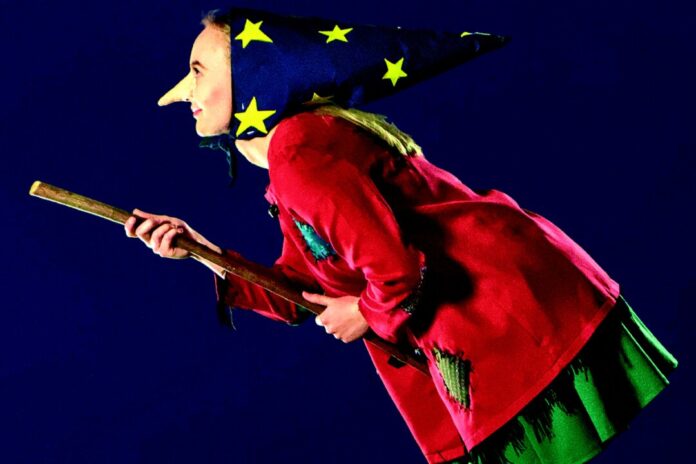 "Die kleine Hexe" ist am Zeittunnel zu sehen. Foto: F. Thomas Müller/Martin Kreuels / Theater Minestrone