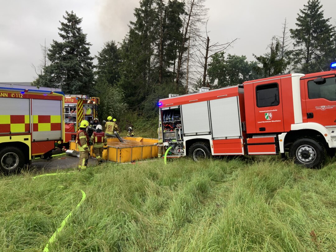 Die Ratinger Feuerwehr half unter anderem bei der Wasserversorgung. Foto: FW Ratingen