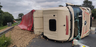 Der umgestürzte LKW auf der BAB 40. Foto: Feuerwehr Mülheim an der Ruhr