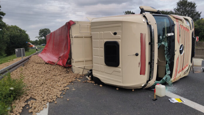 Der umgestürzte LKW auf der BAB 40. Foto: Feuerwehr Mülheim an der Ruhr