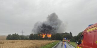 Die Flammen des brennenden Hallenkomplexes waren weithin sichtbar. Foto: Feuerwehr Mettmann