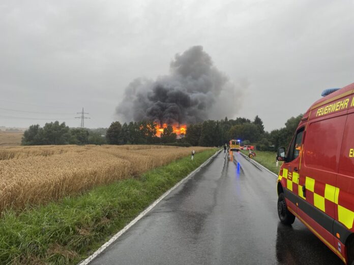 Die Flammen des brennenden Hallenkomplexes waren weithin sichtbar. Foto: Feuerwehr Mettmann