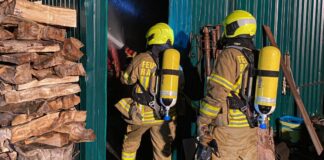 Ratingen-Breitscheid, Kahlenbergsweg, 22:35 Uhr, 15.07.23 In den Abendstunden des 15.07.23 wurde die Feuerwehr Ratingen zu dem Brand eines aus Containern errichteten Werkstatt- und Garagengebäudes alarmiert. Vor Ort stellte sich heraus, dass sich der Brand auf gelagertes Holz und einen Container ausgedehnt hatte. Durch den schnellen Einsatz von zwei Löschrohren unter Atemschutz konnten die Flammen schnell eingedämmt werden. Die Nachlöscharbeiten nahmen einige Zeit in Anspruch. Ein in dem Komplex untergestelltes Wohnmobil blieb durch den zügigen Einsatz unbeschädigt. Die Brandursache wird von der Polizei ermittelt.