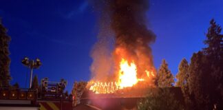 Der Dachstuhl brennt lichterloh. Foto: Feuerwehr Velbert