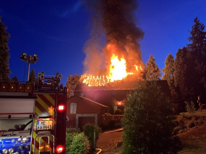 Der Dachstuhl brennt lichterloh. Foto: Feuerwehr Velbert