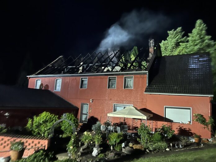 Der Dachstuhl brannte vollständig aus. Foto: Feuerwehr Velbert