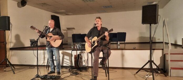 "The Slow Hands" stehen auf der Bühne. Foto: privat