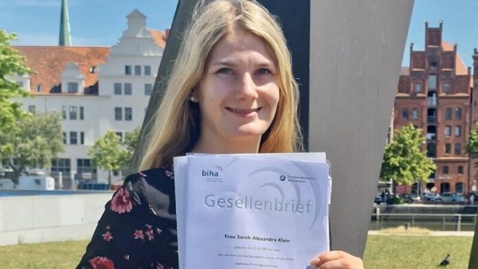 Sarah Klein hat ihre Prüfung bestand und ist ab jetzt ausgebildete Hörakustikerin. FOto: Männing