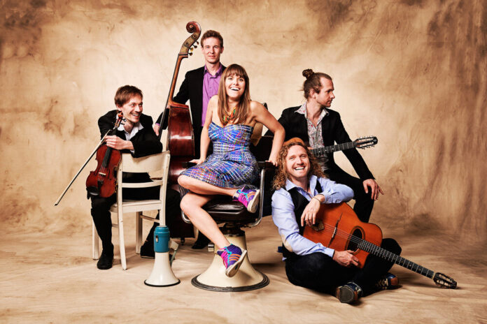 Die Marion & Sobo Band lädt am Samstag, den 19.08.2023, ab 19:00 Uhr zum Jubiläumskonzert in den Lokschuppen Hochdahl ein. Foto: Marion & Sobo Band