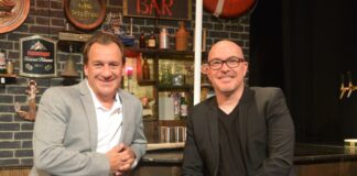 Manuel Guglielmi (links) nahm als neuer „Käpt´n der MS GOP“ in der Kulisse der aktuellen Showproduktion „Sailors“ Platz. An seiner Seite Marketing-Direktor Christian Buddrus. Foto: GOP