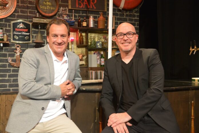 Manuel Guglielmi (links) nahm als neuer „Käpt´n der MS GOP“ in der Kulisse der aktuellen Showproduktion „Sailors“ Platz. An seiner Seite Marketing-Direktor Christian Buddrus. Foto: GOP