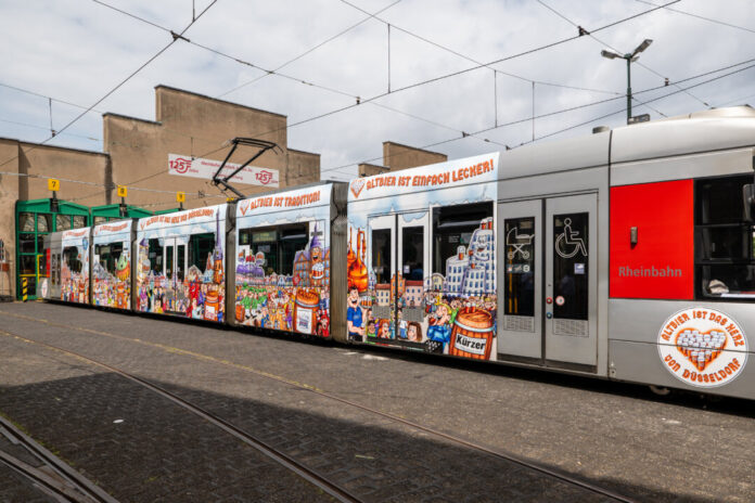 Wagenbaukünstler Jacques Tilly hat die Bahn designt. Foto: Rheinbahn