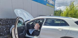 Der Mercedes prallte gegen die Wand der Waschanlage. Foto: Polizei