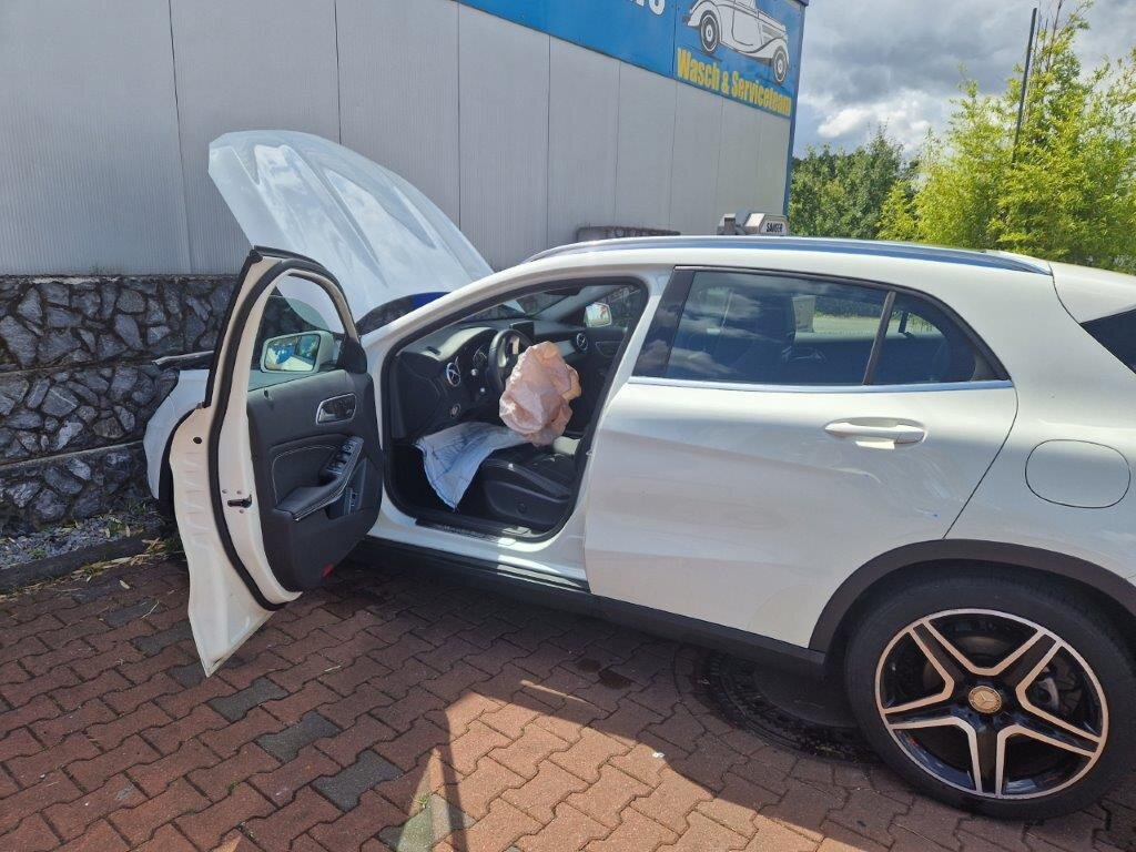 Der Mercedes prallte gegen die Wand der Waschanlage. Foto: Polizei