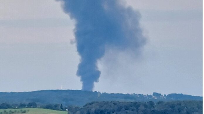 Die Rauchwolke war am Donnerstagabend am Himmel zu sehen. Foto: rmg