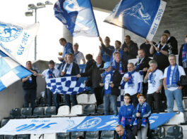 Oberliga Niederrhein: So weit müssen Fans der SSVg Velbert fahren Fans der SSVg Velbert feiern auf der Tribüne. Foto: Mathias Kehren