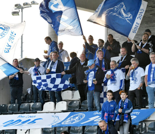 Oberliga Niederrhein: So weit müssen Fans der SSVg Velbert fahren Fans der SSVg Velbert feiern auf der Tribüne. Foto: Mathias Kehren