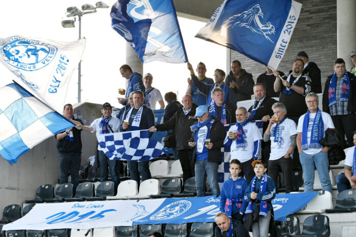 Fans der SSVg Velbert feiern auf der Tribüne. Foto: Mathias Kehren