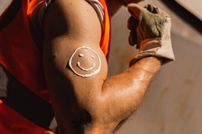 "Sonnencreme mit Lichtschutzfaktor 50 gehört für Bauarbeiter zum Job wie Mörtel und Maurerkelle“, sagt die IG BAU. Die Gewerkschaft fordert Sonnenmilch-Spender für Baustellen. Foto: IG BAU/Nils Hillebrand