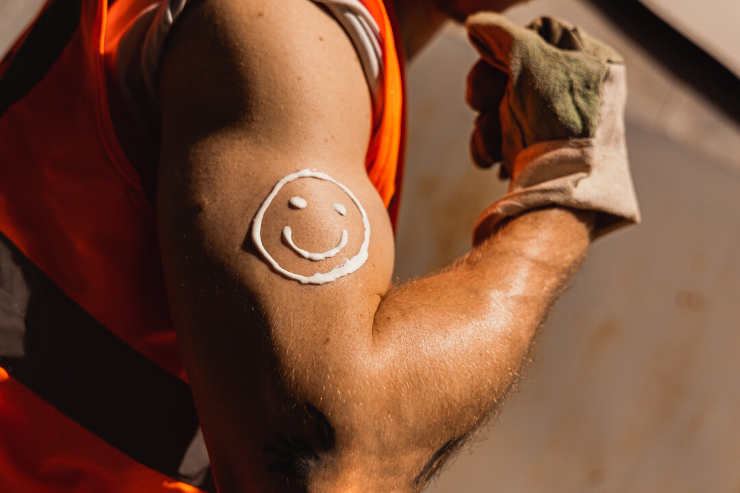 "Sonnencreme mit Lichtschutzfaktor 50 gehört für Bauarbeiter zum Job wie Mörtel und Maurerkelle“, sagt die IG BAU. Die Gewerkschaft fordert Sonnenmilch-Spender für Baustellen. Foto: IG BAU/Nils Hillebrand