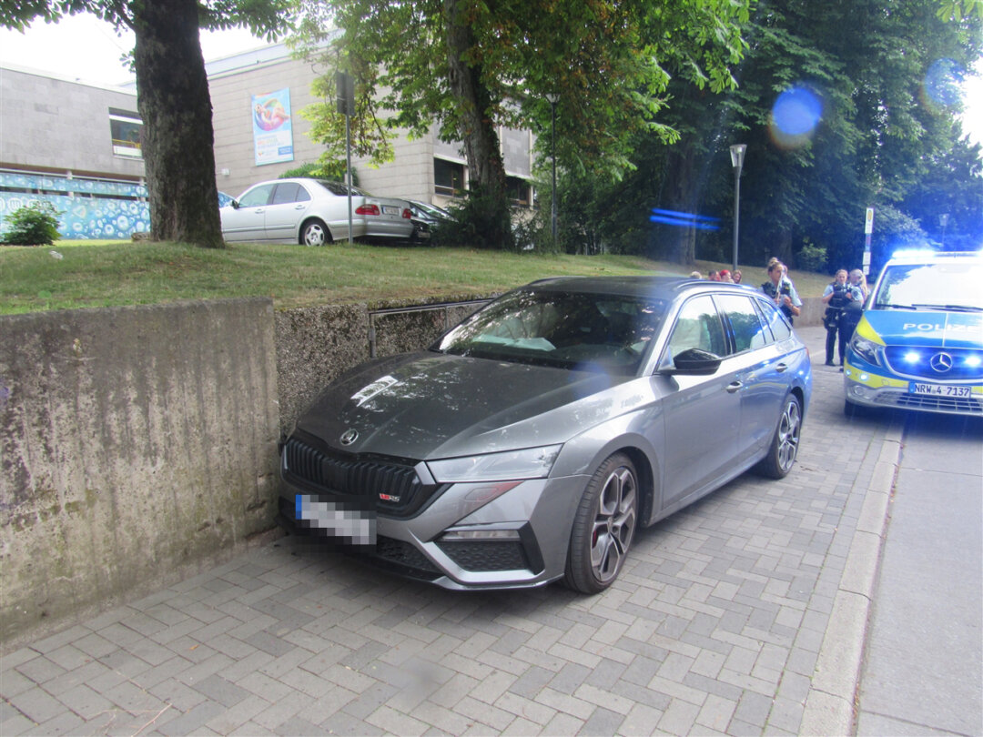 Die Frau verlor die Kontrolle über ihren Seat und prallte mit einer Grundstücksmauer zusammen. Foto: Polizei