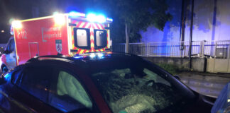 Der Wagen prallte gegen einen Lastwagen. Foto: Polizei