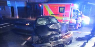 Der Wagen prallte gegen eine Hauswand - der jung Fahrer zog sich lebensgefährliche Verletzungen zu. Foto: Polizei