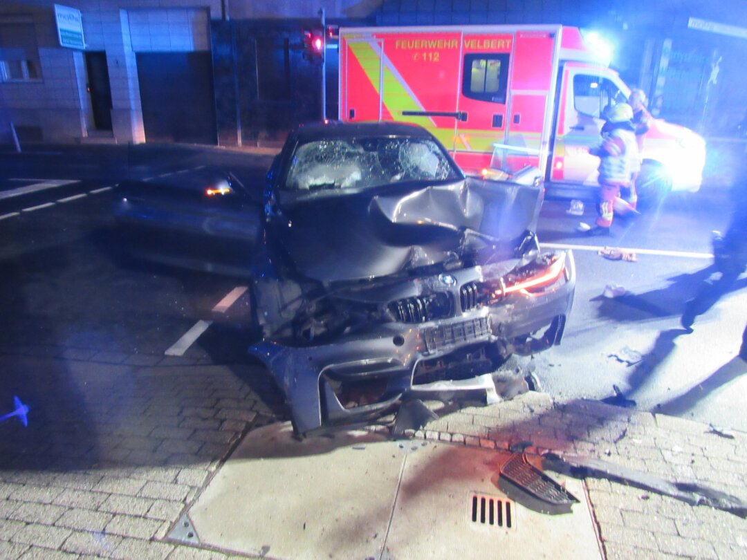 Der Wagen prallte gegen eine Hauswand - der jung Fahrer zog sich lebensgefährliche Verletzungen zu. Foto: Polizei