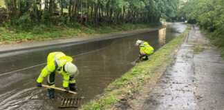 Starke Regenfälle und gleichzeitig durch heruntergefallenes Grün verstopfte Kanaleinläufe sorgten an einigen Stellen dafür, dass das Wasser auf den Straßen stehenblieb. Foto: Feuerwehr Haan