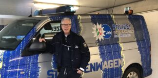 Bezirksdienstbeamter Heinz Keller freut sich, Bürgerinnen und Bürger am Streifenwagen anzutreffen. Foto: Polizei