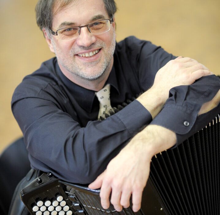 Prof. Dr. Helmut C. Jacobs lädt ein zum Konzert in der Apostelkirche. Foto: Veranstalter