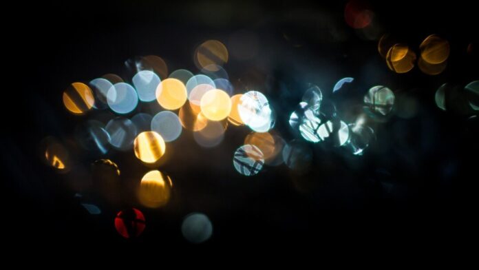 Ein Lichtspiel im Dunkeln ist zu sehen. Foto: pixabay/Symbolfoto