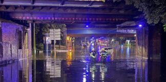 Die Feuerwehrleute mussten durch das teils knietiefe Wasser waten. Foto: Feuerwehr Gelsenkirchen