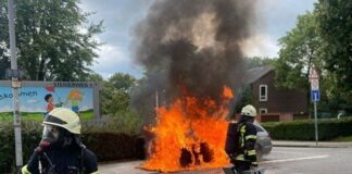 Der Wagen stand beim Eintreffen der Feuerwehr in Vollbrand. Foto: FW Mülheim an der Ruhr