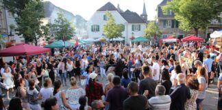 Beim Fest der Kulturen der Einen Welt wird auf dem Marktplatz – wie hier beim letzten Fest 2018 - wieder gefeiert und getanzt. Foto: Stadt Ratingen