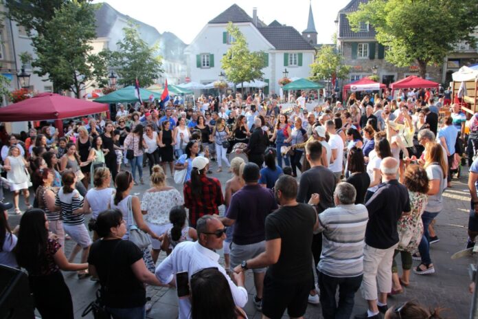 Beim Fest der Kulturen der Einen Welt wird auf dem Marktplatz – wie hier beim letzten Fest 2018 - wieder gefeiert und getanzt. Foto: Stadt Ratingen