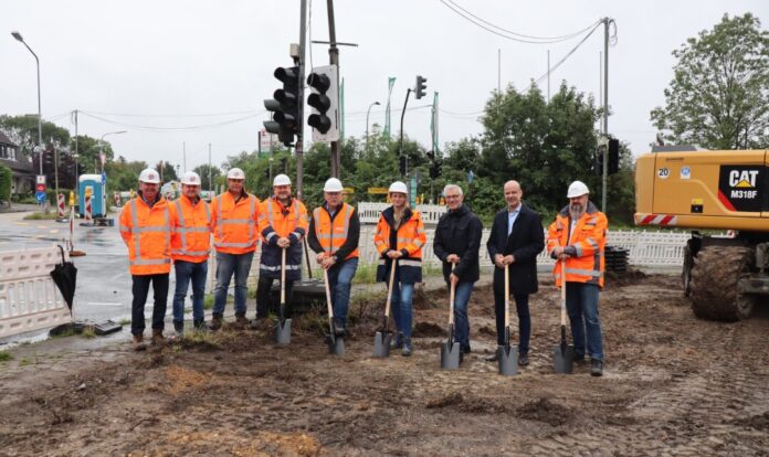 Symbolischer Spatenstich für ein komplexes Bauvorhaben mit langer Vorlaufzeit, den Kreisverkehr am Kahlenbergsweg (v.l.n.r.): Dirk Hendrix (Oberbauleiter), Matthias Nieland (Bereichsleiter Tiefbau) und Straßenbauermeister Daniel Rath von der Baufirma Eiffage, Planer Jens Dehling vom Ingenieurbüro Sweco, Tiefbauamtsleiter Wilfried Georg, Projektleiterin Jana Janßen (Stadt Ratingen), Bürgermeister Klaus Pesch, Baudezernent Dr. Stephan Kopp (Kreis Mettmann) und Projektmanager Dr.-Ing. Dirk Kuhfeld (Büro KSP). Foto: Stadt Ratingen