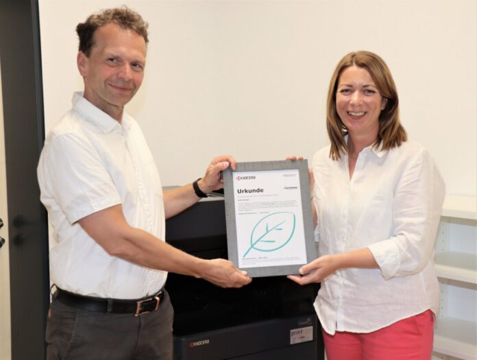 Monika Haußmann von Kyocera überreichte jetzt die Urkunde für klimaneutrales Drucken an den Umwelt- und Digitalisierungsdezernenten Professor Bert Wagener. Foto: Stadt Ratingen