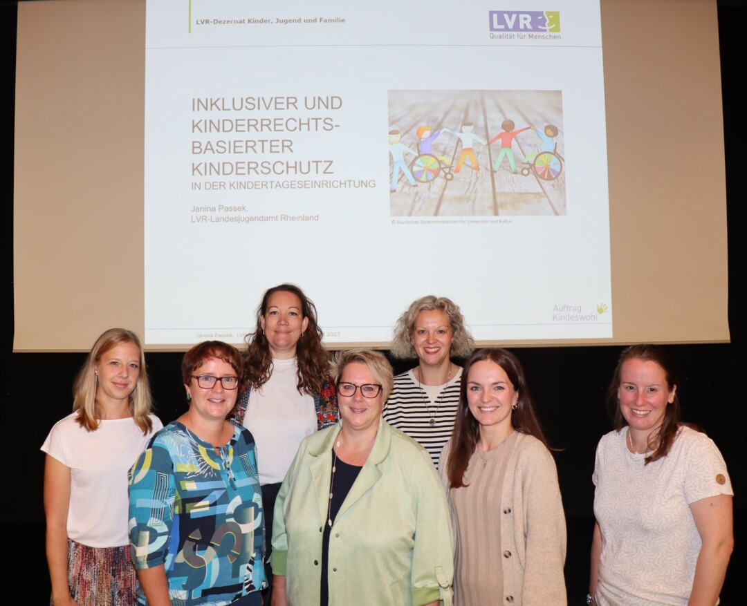 Gast-Referentin beim Kinderschutz-Fachtag war Janina Passek vom LVR (3. von links). Eingeladen hatte das Amt für Kinder, Jugend und Familie mit (von links) Julia Kaiser, Amtsleiterin Sabine Klocke, Anja Mathony, Anja Wunderlich, Justyna Miga und Sandra Donato. Foto: Stadt Ratingen