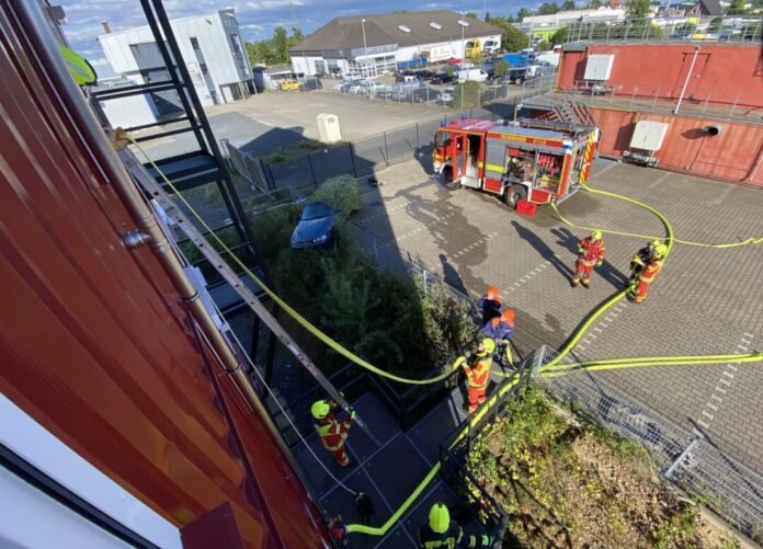 Unter anderem die Rettung von Verletzten aus schwierigen Lagen übte die Heiligenhauser Feuerwehr. Foto: Feuerwehr Heiligenhaus