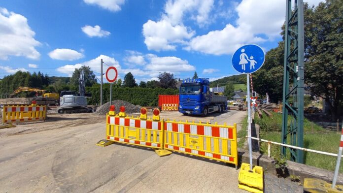 Noch steht schweres Baugerät vor Ort - die Bahn zeigt sich optimistisch, dass die Arbeiten wie geplant beendet werden können. Foto: Kling