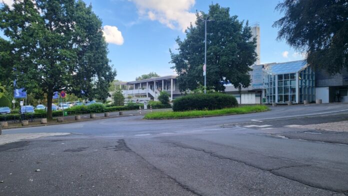 Der Kreisverkehr vor dem Panoramabad in Neviges soll nach Claus Schenk Graf von Stauffenberg benannt werden. Das ist die Idee des VVN-BdA-Niederberg. Foto: Volkmann