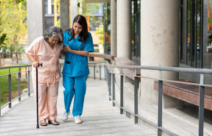 Eine Seniorin erhält Hilfe von einer Pflegekraft. Foto: VZ NRW/adpic