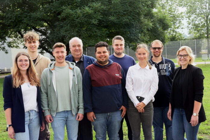 2230801_KRZN_Azubis_mr_02 Die Auszubildenden und ihre Betreuer: Jennifer Rabiega-Wilda, Moritz Neukamp, Gian Luca Vins, Jochen Müller, Marius Böttcher, Bastian Klecha, Christina Louisa Klein, Justin Orzol und Tanja Thäsler. Foto: Alois Müller