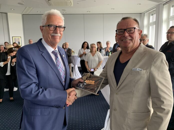 Landrat Thomas Hendele verabschiedet Bodo Keißner-Hesse. Foto: Kreis ME