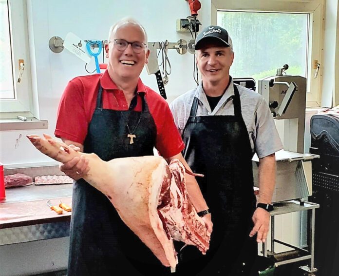 230818 Metzgerei Zwickels Velbert-b Keine einfache Zeit für Metzgereien - Markus Zweverink mit Martin Sträßer, der im "Zwickel's" mit anpacken durfte. Foto: Büro Sträßer