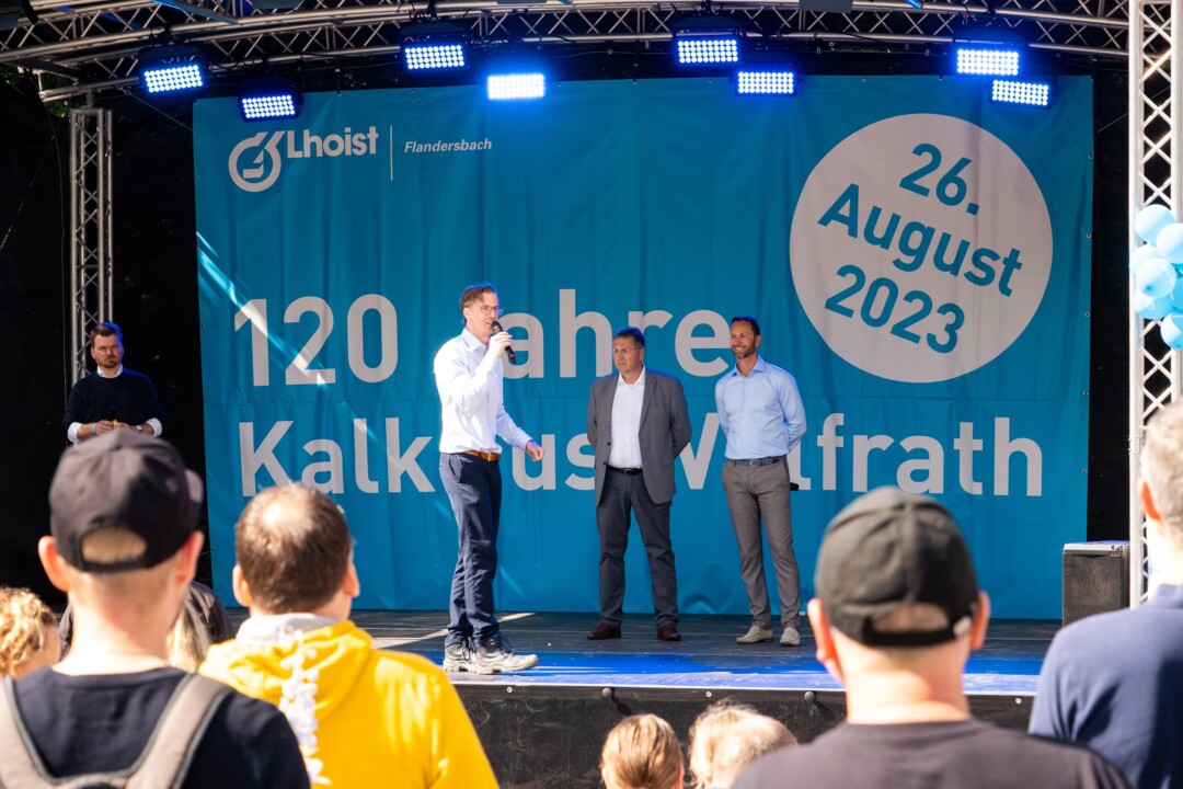 Werksleiter Gabor Lang, Bürgermeister Rainer Ritsche und Thomas Perterer, Geschäftsführer Lhoist Germany, bei der Eröffnung der Betriebsfeier. Foto: Lhoist