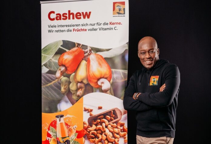Simon Debade präsentiert seine Idee: Von der Cashew-Frucht sollen nicht nur die Kern, sondern auch der Saft genutzt werden. Fotorechte: Simon Debade